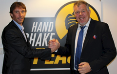 Sponsorsjef REMA 1000 Vidar Riseth og generalsekretær NFF Kjetil Siem.