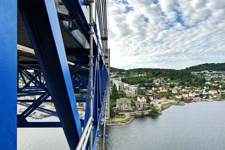 Statens vegvesen undersøker nå om vedlikeholdsarbeidet på Breviksbrua forårsaker såre og irriterte øyer. Foto: Øyvind Aske, Statens vegvesen