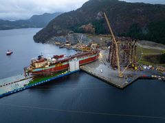 Det største resirkuleringsoppdraget i sitt slag pågår nå i Vats, Rogaland. Et 235 meter langt produksjonsskip (FPSO) på opprinnelig 25 000 tonn skal kuttes opp, renses og kildesorteres. Minst 97 prosent av skipet skal gjenvinnes. Foto: AF Gruppen/Woldcam