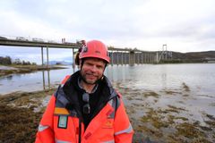 Prosjektleder Roy Antonsen i Statens vegvesen, ved E10 Tjeldsundbrua. (Foto: Tomas Rolland,  Statens vegvesen)
