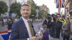 Reporter Bent Skjærstad på plass i Windsor for å dekke prinsebryllupet. Foto: Screen Story/TV 2