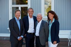 Regionsdirektør Terje Bernton og adm. direktør Marius Hayler i Bertel O. Steen Detalj AS opplever Lillehammer-Bil som et verdifullt supplement for Bertel O. Steen Detalj i Lillehammerregionen. Nåværende eiere Kjell Åge Skyttermoen og Ingvild Skyttermoen er glade for at selskapet blir tilført nødvendige ressurser for å holde seg i tet av utvikling.
Foto: Bertel O. Steen / Jarle Nyttingnes
