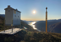 I høst har Statnett installert 20 hinderlys. Bildet er tatt ved fjordspennet over Granvinsfjorden og viser strømforsynings- og kommunikasjonsskap til venstre og selve hinderlyset på toppen av den gule masten. Foto: Statnett/Tormod Aarekol