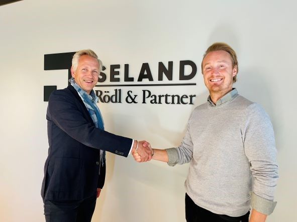 Advokatfirmaet Seland | Rödl & Partner og Lexly har høye forventninger til den nye samarbeidsavtalen på digitale juridiske tjenester. Her ved managing partner Jørgen Jynge (t.v) og Country Manager i Lexly Norway, Erik Nordenborg.