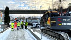 Her skal den midlertidige vegen bygges, ut over en del av parkeringsplassen til Samsen kulturhus (helt til venstre i bildet). Foto: Samir Kolukcija/Statens vegvesen