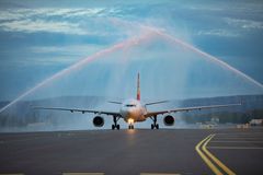 Hainan Airlines ble møtt med den tradisjonelle vannportalen ved ankomst Oslo lufthavn tidlig onsdag 15. mai. (Foto: Avinor)