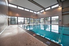 Hovedbassenget på 25x9 m er ferdig rehabilitert og har fått nytt stålbasseng med heve- og senkebunn. Foto: Ken Opprann