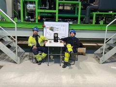 Den prisvinnende ORC-maskinen er resultat av et lagarbeid. Her drikker Roy Hovden, driftsleder på varmesentralen i Elverum, og Magnus Wasa Hagen, driftsoperatør, kaffe traktet av egen strøm. (Foto: Eidsiva Bioenergi)