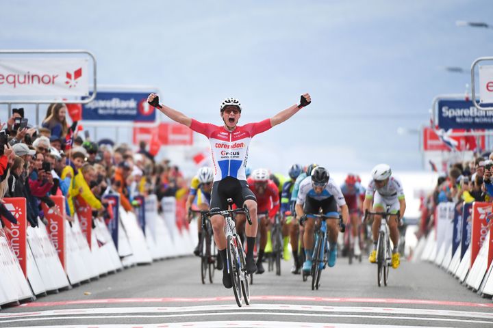 STJERNESKUDD: Mathieu van der Poel kommer til Lofoten for å kjempe om flere etappeseire i Arctic Race of Norway. Her feirer han seieren i den fjerde etappen i Arctic Race of Norway i 2018. Foto: ARN/Rune Dahl
