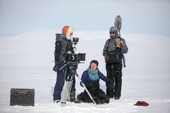 Fra innspillingen av kortfilmen SÁMI BOJA på Finnmarksvidda, (F.v. fotograf Ken Are Bongo, regissør Elle Sofe Henriksen og lydmann Kim Erling Methi Johansen) Foto: Kenneth Hætta/ISFI