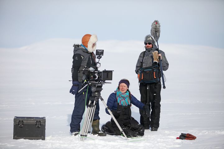 Fra innspillingen av kortfilmen SÁMI BOJA på Finnmarksvidda, (F.v. fotograf Ken Are Bongo, regissør Elle Sofe Henriksen og lydmann Kim Erling Methi Johansen) Foto: Kenneth Hætta/ISFI