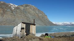 Ekspedisjonen ved Skrænthytta, en fangshytte på Øst-Grønland, sannsynligvis bygd av Henry Rudi i 1928. Foto: Vegard Ulvang / UiT