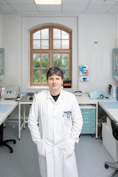 Professor Charalampos Tzoulis, Universitetet i Bergen leder det nye K. G. Jebsen-senter for Parkinsons sykdom. Foto: Eivind Senneset