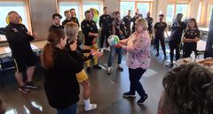 Statsministeren overrakte en bærekraftsball til Bodø/Glimts gatelag før hun sparket i gang lagets første offisielle trening.