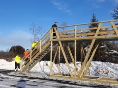 Roverud døgnhvileplass har snøryddingsrampe så sjåførene enkelt og trygt kan fjerne is og snø fra taket på vogntogene.(Foto: Siv Kilskar / Statens vegvesen)