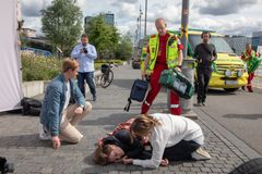 Førestehjelp i påvente av ambulansepersonell - Foto Thomas Brun / NTB scanpix