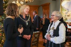 Dysthe blir gratulert av UiB-rektor Margareth Hagen. Foto:Silje Katrine Robinson.