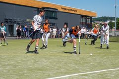 Anlegget på Voldsløkka har Norges første bane med kunstgress spesialutformet for landhockey. Her spiller barn fra Bjølsen skole. Foto: Tove Lauluten