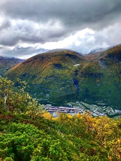 Sjølve vegen er ein gamal grusveg som først var anleggsveg, deretter sommarbilveg over fjellet. Foto: Rigmor Øygarden.
