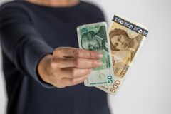 FORSVINNER: Snart blir de gamle 50- og 500-kronersedlene ugyldige. Norges Bank anbefaler å bytte de ut før 18. oktober. Foto: Norges Bank