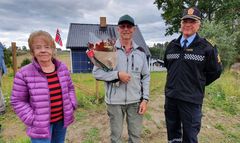 Også beboer Tore Øverby som varslet om skredet ble hedret med blomster og takk.