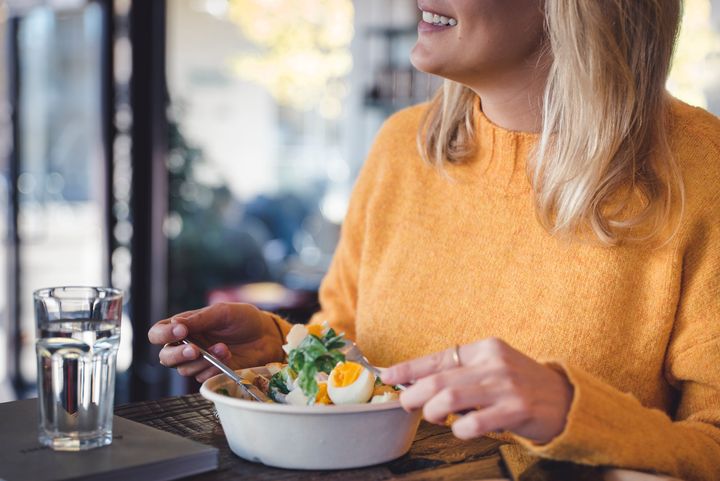 I MatPrats nye kostholdsundersøkelse svarer to av fem at mindful eating er en tilnærming til kosthold de kan tenke seg å følge. Foto: matprat.no