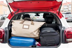 Sørg for å pakke bagasjen riktig. Løse gjenstander skal være godt festet og sikret i bilen. Foto: Fremtind.