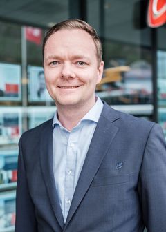 Jan-Tore Smith, banksjef ved Sparebanken Vests kontor i Bergen sentrum, oppfordrer til å handle lokalt så langt det går.