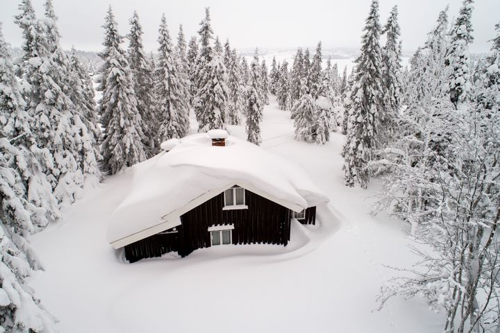 Snart kommer vinteren ...  For å sikre at bygningene våre er tilpasset det nye klimaet må standardene for snølaster oppdateres. Foto: Tore Meek / NTB