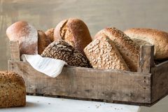 Grovt brød inneholder langsomme karbohydrater, som fordøyes saktere og gir langsom blodsukkerøkning. Dette gir stabil og langvarig metthetsfølelse, og bidrar til enklere vektkontroll. Foto: BRODOGKORN.NO