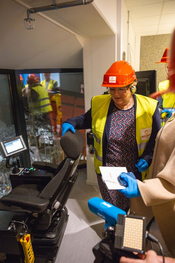 Statsminister Erna Solberg roste etableringen av avfallsforbrenningsanlegget på Skattøra i Tromsø under åpningen i 2018. Nå foreslår Regjeringen hennes å avgiftsbelegge virksomheten til anlegget. (Foto: Kvitebjørn Varme)
