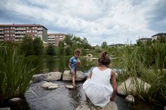 Åpning av bekker er blant de viktige temaene i overvannshåndteringen. Avbildet er Bjerkedalen park i Oslo. Foto: COWI
