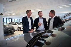 Marius Hayler, Marius Thorberg og Thorbjørn Myrhaug i lokalene hos Bertel O. Steen på Økern. Foto: Bertel O. Steen/Jarle Nyttingnes