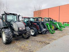 FARGERIKT: Det er ikke bare brukte John Deere-traktorer å se på bruktsenteret på Kløfta. Ofte er konkurrerende merker i flertall. (Foto: Felleskjøpet Agri)