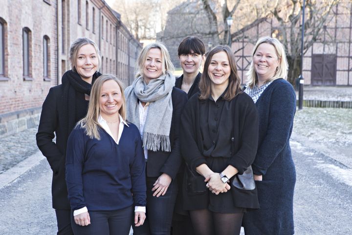 AMBISIØSE FINALISTER: Karen Dolva fra Oslo med No Isolation, Berta Lende Røed fra Bryne med Fuel It, Mona Jensen fra Stord med Tom Wood, Ingrid Lonar fra Kragerø med Assitech, Beate Størkson fra Flekkerøy med Viscenario og Kathrine Molvik (foran) fra Knarvik med FEC. (FOTO: CharlotteWiig / Innovasjon Norge)
