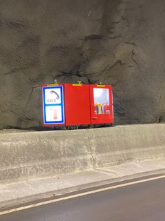 3.	I alt sju SOS-skap er montert i og utenfor tunnelen. (Foto: Statens vegvesen).