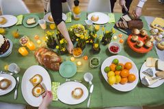 Inviter til påskefrokost. Uansett bakgrunn, påskefrokost er en fin tradisjon, så lag en buffet og påskepynt spisebordet, og inviter familie, venner og naboer på en skikkelig god påskefrokost.