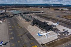 Det nye tilbygget og området for non-Schengen på Oslo lufthavn sees her tydelig, som det mørke bygget til høyre på pir øst. Foto: Avinor / Catchlight