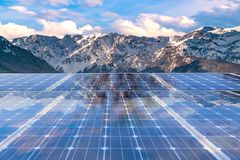 Nå kan du få inntil 47 500 kroner i støtte fra Enova for å installere solceller på hytta. Foto: Shutterstock.
