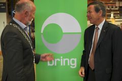 Ordfører Torgeir Dahl i Molde (til venstre) gratulerer konsernsjef Dag Mejdell med ny terminal for Posten og Bring i byen. Foto: Jørn Michalsen