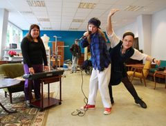 Skal underholde prinsessen: «ADA girls» med Jasmine Paader, Line Schøyen Andersen og Sophia Reesen Tronstad øver på fremføringen de skal holde når Prinsesse Märtha Louise åpner ADA 2nd Hand&Café på Bislett i Oslo.