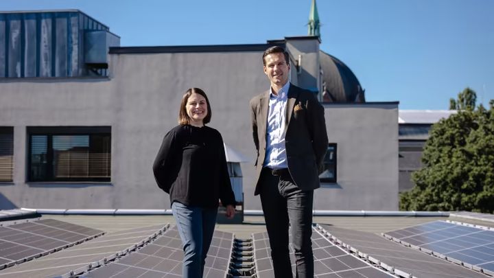 Den nye satsingen på solenergi vil redusere strømutgiftene for borettslag og sameier betydelig. F.v. Ingunn Andersen Randa, konserndirektør for forretningsutvikling i OBOS og Martin Sleire Lundby, visekonsernsjef i Hafslund.