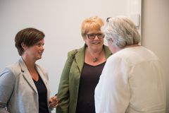 Anne-Bente Stigen Berg og Beate Framdal fra Norske Kvinners Sanitetsforening snakker engasjert med stortingspolitiker Trine Skei Grande fra Venstre. (Foto: Birgitte Heneide, Frivillighet Norge). Kan brukes fritt mot kreditering.
