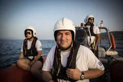 Konstantinos Mitragas fra Hellenic Rescue Team (fremst) og Efi Latsoudi fra Pikpa (til venstre)
