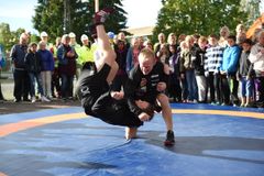 Lambertseter flerbrukshall blir den første kommunale hallen i landet hvor man har planlagt for bryting gjennom hele prosjekteringsfasen. Her har Stig-André Berge (bronsemedaljevinner i OL) et godt grep om Lambertseters Marthin Hamlet Nielsen. Foto: Kultur- og idrettsbygg Oslo KF/ Finn Ståle Felberg