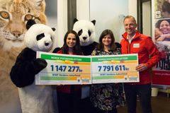 Jorunn Stiansen, Karoline Andaur og Tom Stiansen – og to glade pandaer.  
© Postkodelotteriet