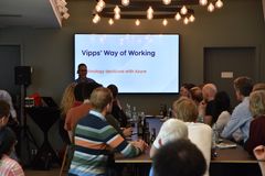 Kvelden åpnet med middag og fellesforedrag med Sven Malvik, leder for “cloud platform”-teamet i Vipps.
