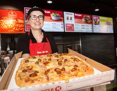 SERVERER PIZZA. Katergorisjef mat, Trude Marchmann-Jensen, med en Peppes On The Go-pizza. Nasjonalt har Circle K Norge nå solgt 1,5 millioner pizzaenheter. Foto: Johnny Syversen