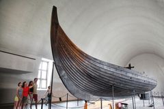 Brytes ned: I sommer måtte det utføres akutt oppstøtting av Gokstadskipet etter at deler av skroget begynte å sige. Foto: Lill-Ann Chepstow-Lusty, KHM