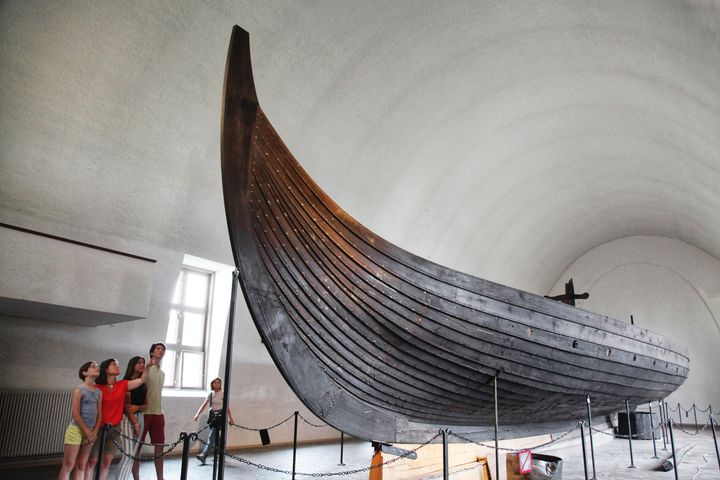 Brytes ned: I sommer måtte det utføres akutt oppstøtting av Gokstadskipet etter at deler av skroget begynte å sige. Foto: Lill-Ann Chepstow-Lusty, KHM